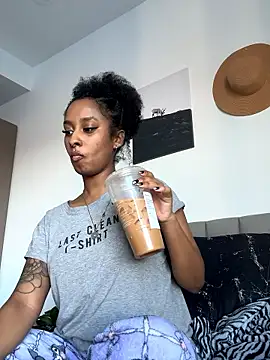 Snapshot of Your_Paris chatting on January 15, 2026, 9:18 pm Your Paris online show from January 15, 2026, 9:18 pm