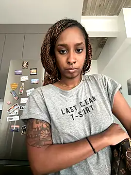 Snapshot of Your_Paris chatting on September 20, 2025, 3:39 pm Your Paris online show from September 20, 2025, 3:39 pm