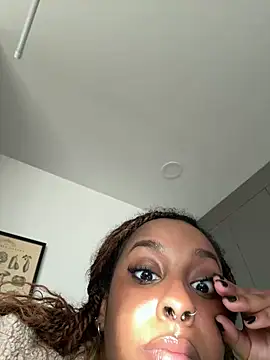 Snapshot of Your_Paris chatting on October 18, 2025, 3:36 pm Your Paris online show from October 18, 2025, 3:36 pm