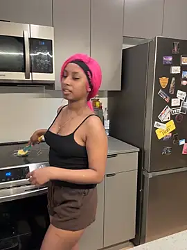 Snapshot of Your_Paris chatting on February 9, 2026, 6:00 am Your Paris online show from February 9, 2026, 6:00 am