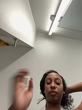 Snapshot of Your_Paris chatting on February 21, 2026, 1:02 pm Your Paris online show from February 21, 2026, 1:02 pm