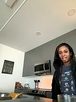 Snapshot of Your_Paris chatting on October 12, 2025, 3:46 pm Your Paris online show from October 12, 2025, 3:46 pm