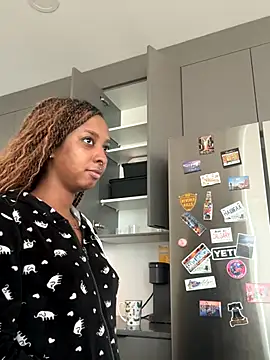 Snapshot of Your_Paris chatting on September 18, 2025, 3:15 pm Your Paris online show from September 18, 2025, 3:15 pm