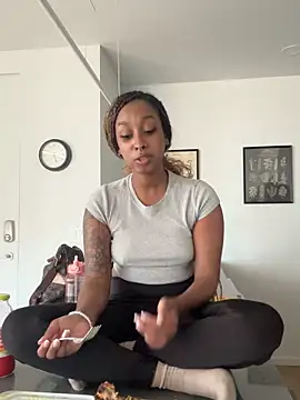 Snapshot of Your_Paris chatting on October 3, 2025, 9:27 pm Your Paris online show from October 3, 2025, 9:27 pm