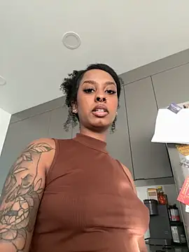 Snapshot of Your_Paris chatting on February 14, 2026, 4:40 pm Your Paris online show from February 14, 2026, 4:40 pm