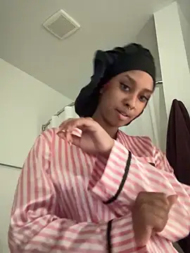 Snapshot of Your_Paris chatting on February 11, 2026, 4:29 pm Your Paris online show from February 11, 2026, 4:29 pm