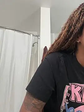 Snapshot of Your_Paris chatting on October 20, 2025, 2:39 pm Your Paris online show from October 20, 2025, 2:39 pm