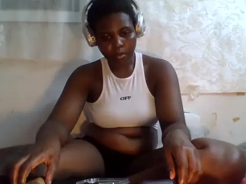 queenzuena online show from July 14, 2026, 9:43 pm