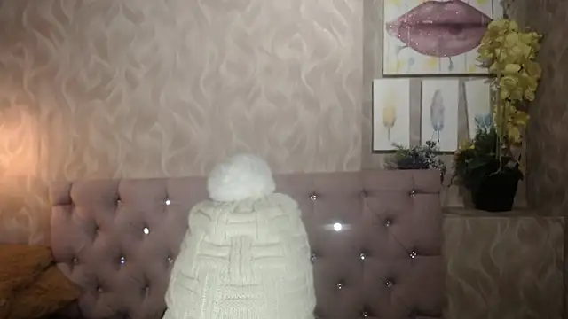 Snapshot of EmmaCowperr chatting on January 8, 2026, 4:29 am EmmaCowperr online show from January 8, 2026, 4:29 am