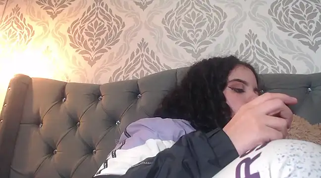 Snapshot of EmmaCowperr chatting on March 6, 2025, 7:10 pm EmmaCowperr online show from March 6, 2025, 7:10 pm