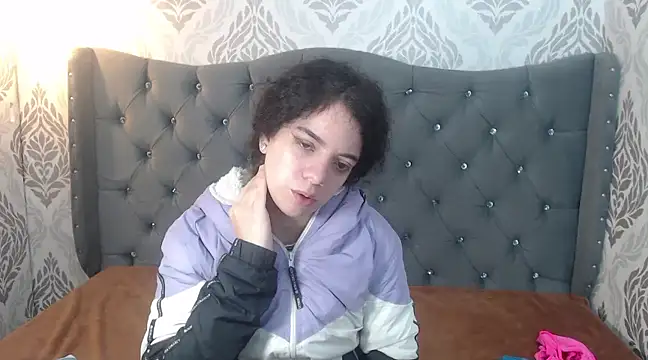 Snapshot of EmmaCowperr chatting on March 12, 2025, 11:32 am EmmaCowperr online show from March 12, 2025, 11:32 am