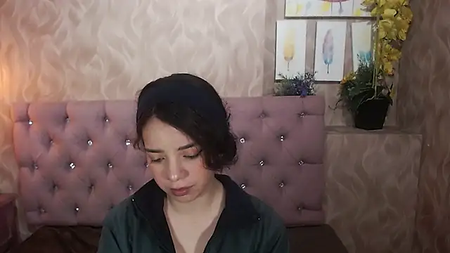 Snapshot of EmmaCowperr chatting on January 15, 2026, 5:11 am EmmaCowperr online show from January 15, 2026, 5:11 am