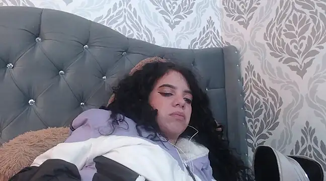 Snapshot of EmmaCowperr chatting on March 7, 2025, 8:44 pm EmmaCowperr online show from March 7, 2025, 8:44 pm