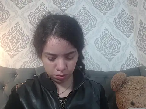 Snapshot of EmmaCowperr chatting on March 18, 2025, 11:55 am EmmaCowperr online show from March 18, 2025, 11:55 am