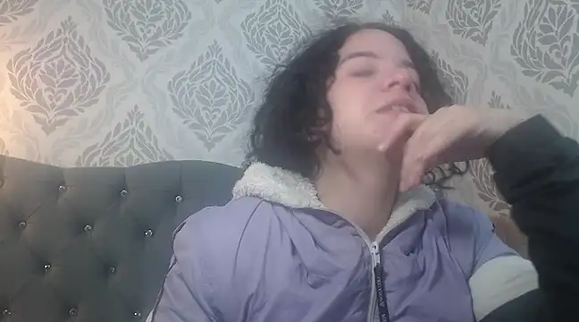 Snapshot of EmmaCowperr chatting on March 21, 2025, 11:44 am EmmaCowperr online show from March 21, 2025, 11:44 am