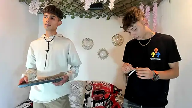 Snapshot of oliverhot2005 chatting on October 5, 2025, 10:55 pm oliverhot2005 online show from October 5, 2025, 10:55 pm