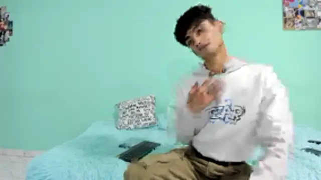 Snapshot of oliverhot2005 chatting on October 19, 2025, 8:33 pm oliverhot2005 online show from October 19, 2025, 8:33 pm