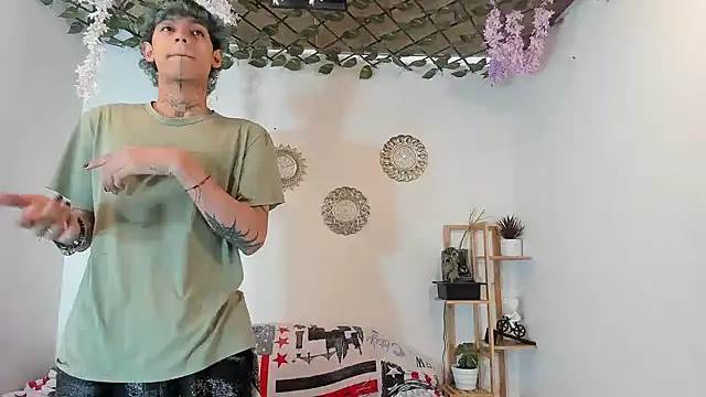 Snapshot of oliverhot2005 chatting on November 3, 2025, 2:42 pm oliverhot2005 online show from November 3, 2025, 2:42 pm