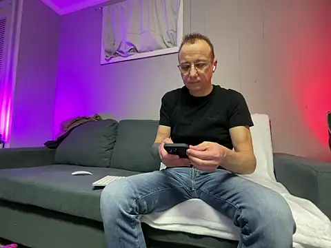 Snapshot of mouser21212 chatting on February 5, 2025, 8:14 pm mouser21212 online show from February 5, 2025, 8:14 pm