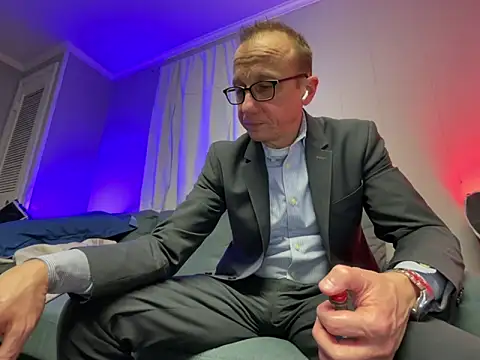 Snapshot of mouser21212 chatting on March 12, 2025, 6:18 am mouser21212 online show from March 12, 2025, 6:18 am