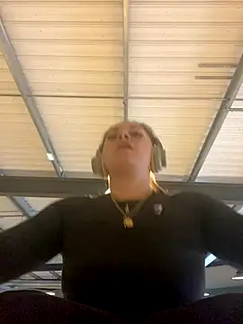 Snapshot of Luccreccia_ chatting on October 19, 2025, 8:06 am Luccreccia online show from October 19, 2025, 8:06 am