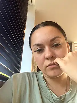 Snapshot of Luccreccia_ chatting on October 4, 2025, 9:22 am Luccreccia online show from October 4, 2025, 9:22 am