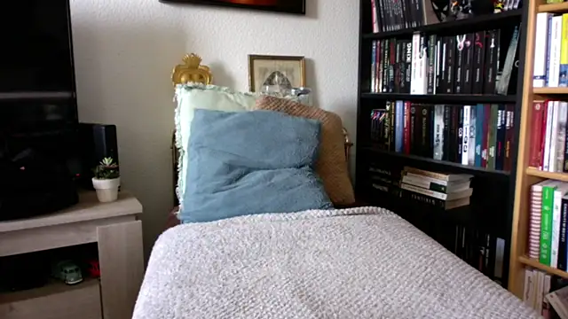 Snapshot of Luccreccia_ chatting on October 23, 2025, 8:46 am Luccreccia online show from October 23, 2025, 8:46 am