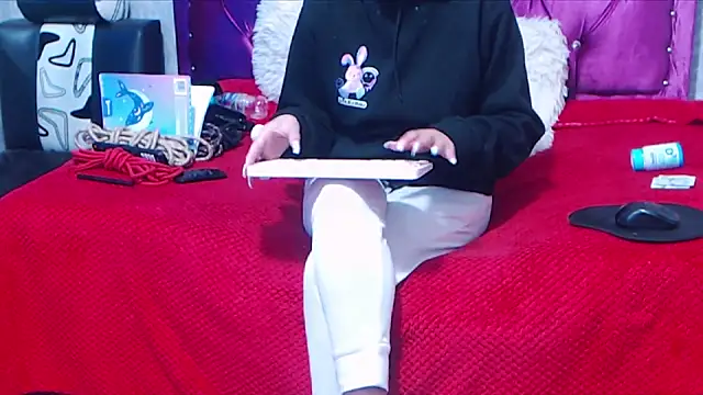 AyshaScott online show from November 21, 2025, 12:15 pm