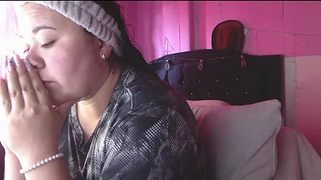 NikkiRous  online show from April 7, 2026, 1:02 pm