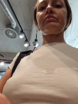 Miss    Mia  online show from November 21, 2025, 9:52 am