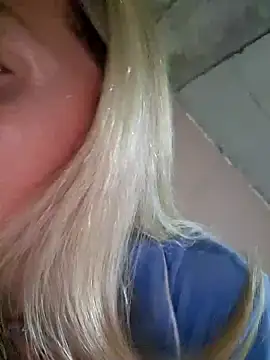 Miss    Mia  online show from October 12, 2025, 9:21 am