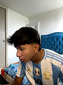 Snapshot of Leonarrrd_01 chatting on October 2, 2025, 8:12 pm Leonarrrd 01 online show from October 2, 2025, 8:12 pm