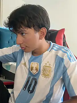 Leonarrrd 01 online show from February 5, 2026, 9:10 pm