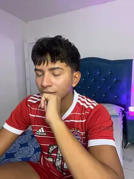 Snapshot of Leonarrrd_01 chatting on October 10, 2025, 12:33 am Leonarrrd 01 online show from October 10, 2025, 12:33 am