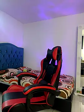 Snapshot of Leonarrrd_01 chatting on November 3, 2025, 11:30 pm Leonarrrd 01 online show from November 3, 2025, 11:30 pm