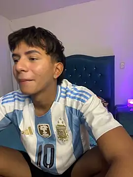 Snapshot of Leonarrrd_01 chatting on October 16, 2025, 1:36 am Leonarrrd 01 online show from October 16, 2025, 1:36 am