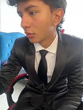 Snapshot of Leonarrrd_01 chatting on November 7, 2025, 6:23 pm Leonarrrd 01 online show from November 7, 2025, 6:23 pm