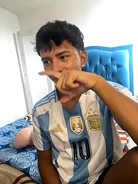 Snapshot of Leonarrrd_01 chatting on October 5, 2025, 8:10 pm Leonarrrd 01 online show from October 5, 2025, 8:10 pm