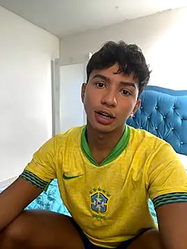 Snapshot of Leonarrrd_01 chatting on October 10, 2025, 8:09 pm Leonarrrd 01 online show from October 10, 2025, 8:09 pm