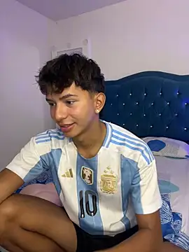 Snapshot of Leonarrrd_01 chatting on October 11, 2025, 10:33 pm Leonarrrd 01 online show from October 11, 2025, 10:33 pm