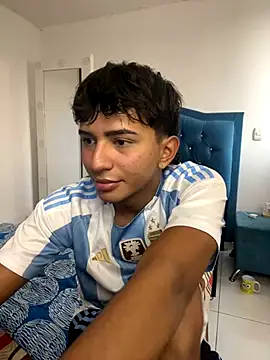 Snapshot of Leonarrrd_01 chatting on October 18, 2025, 10:23 pm Leonarrrd 01 online show from October 18, 2025, 10:23 pm