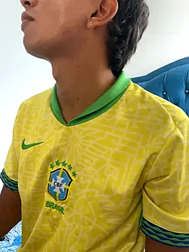 Snapshot of Leonarrrd_01 chatting on October 12, 2025, 7:37 pm Leonarrrd 01 online show from October 12, 2025, 7:37 pm