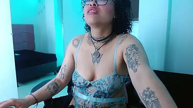 miahernadez303av online show from February 24, 2025, 6:38 am