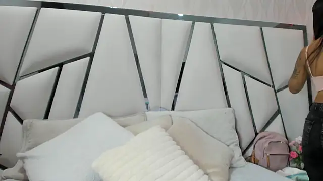 Snapshot of _aurora18_ chatting on October 15, 2025, 3:27 am aurora18 online show from October 15, 2025, 3:27 am