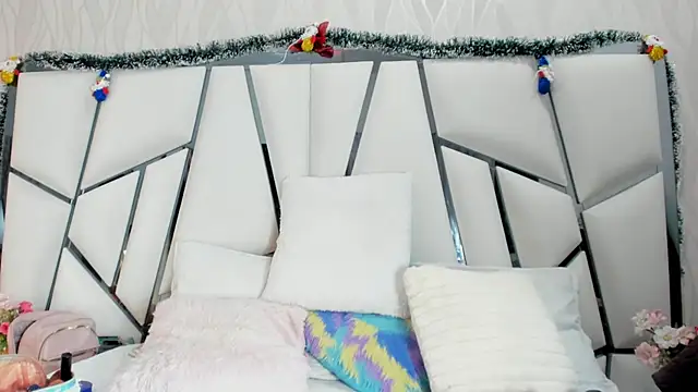  aurora18  online show from November 23, 2025, 3:05 am