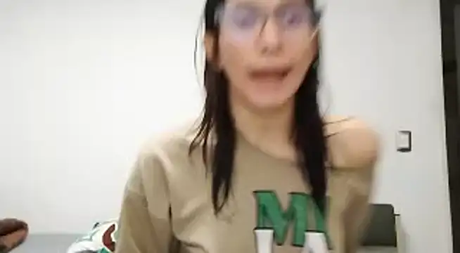 Snapshot of Luna-e-Franco1 chatting on December 17, 2025, 11:43 pm Luna-e-Franco1 online show from December 17, 2025, 11:43 pm