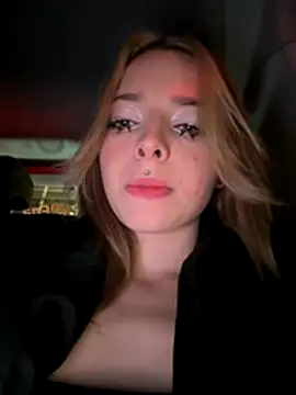 LoraaDoll online show from November 12, 2025, 2:43 pm