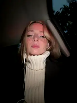 Snapshot of LoraaDoll chatting on September 24, 2025, 4:13 pm LoraaDoll online show from September 24, 2025, 4:13 pm