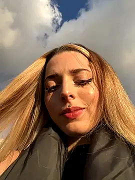 Snapshot of LoraaDoll chatting on October 18, 2025, 1:13 pm LoraaDoll online show from October 18, 2025, 1:13 pm