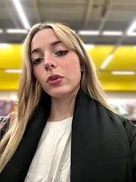 Snapshot of LoraaDoll chatting on October 5, 2025, 3:47 pm LoraaDoll online show from October 5, 2025, 3:47 pm